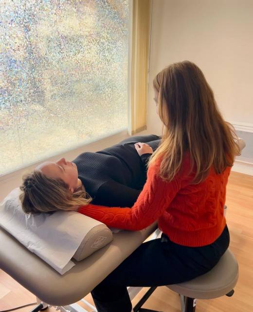 Osteopathe emotionnel, intervention sur patient.