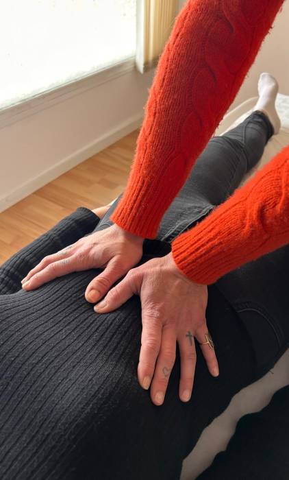 Osteopathe emotionnel, intervention non invasive sur le ventre.
